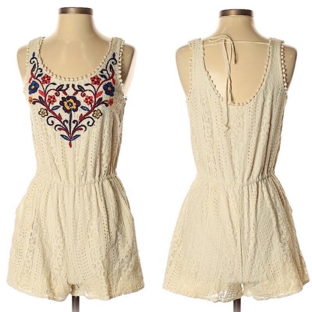 🆕🌟Xhiliration Crochet Embroidered
Sleeveless Romper